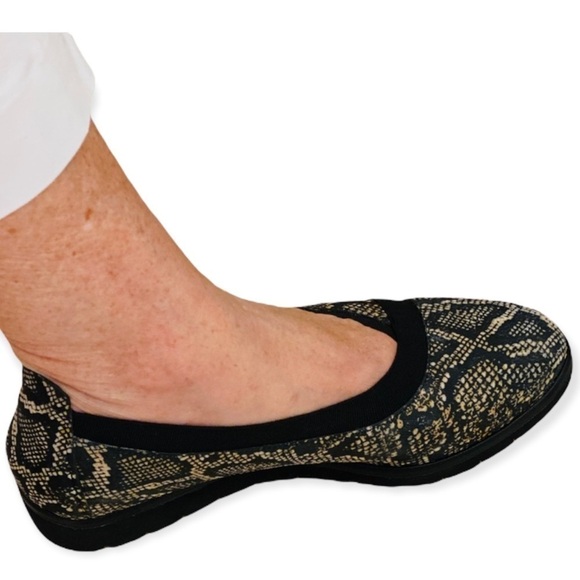 NWT Lamaze Black Flats Slip-on Leather Reptile Envelope Shoes 7.5 - Picture 3 of 10